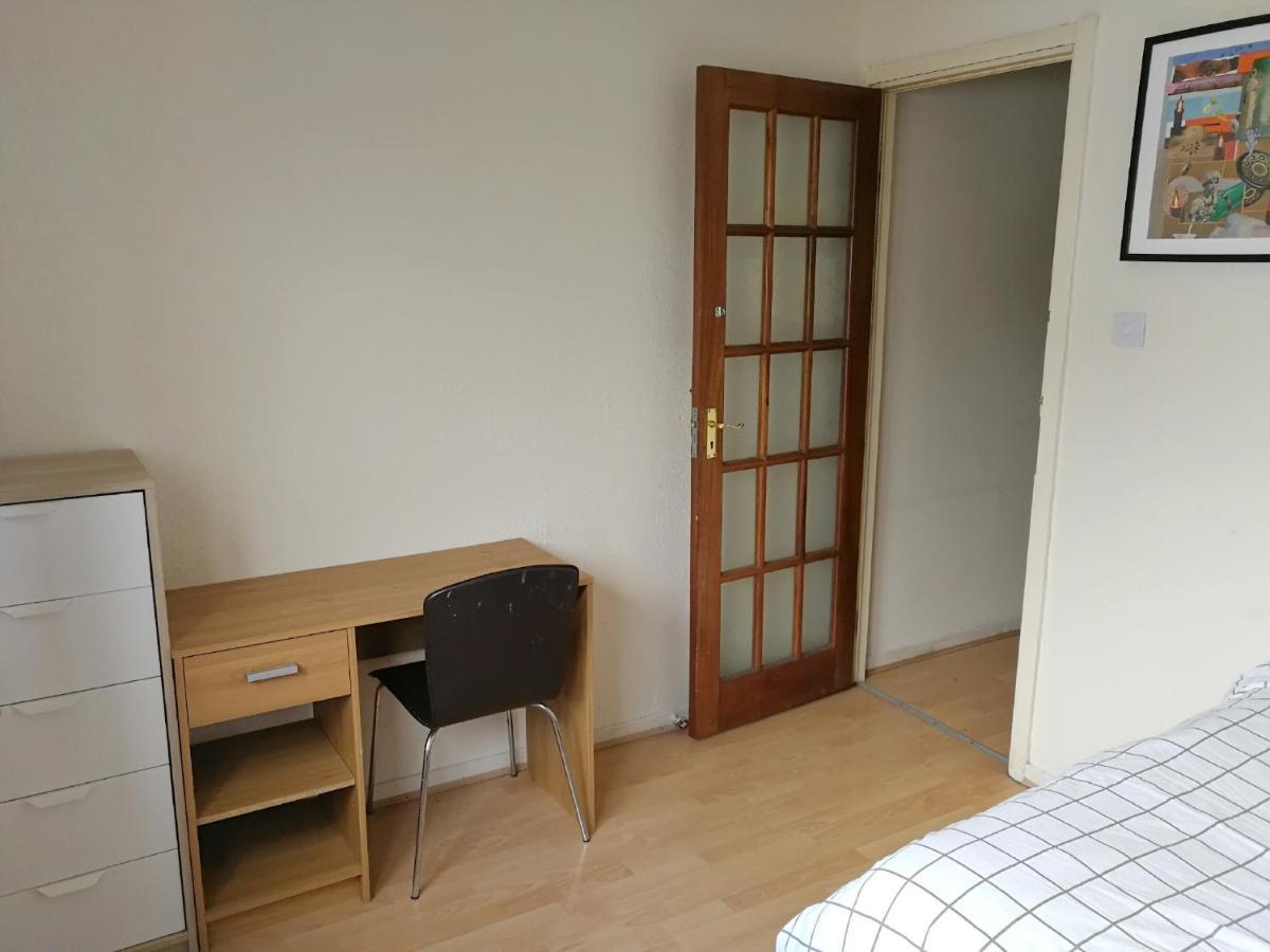 A Double Bedroom Near Glasgow City Centre Not In Great Condition Suitable For Short Stay Esterno foto