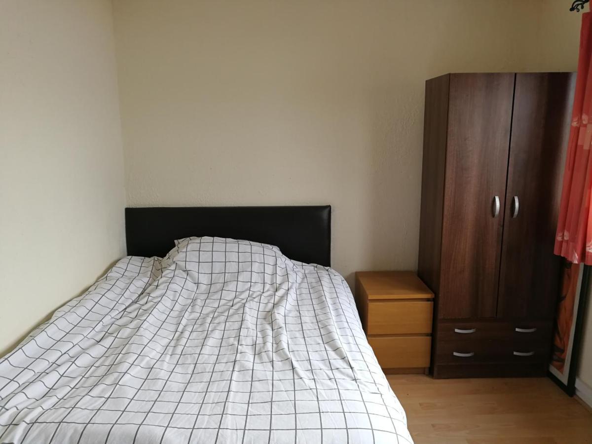 A Double Bedroom Near Glasgow City Centre Not In Great Condition Suitable For Short Stay Esterno foto